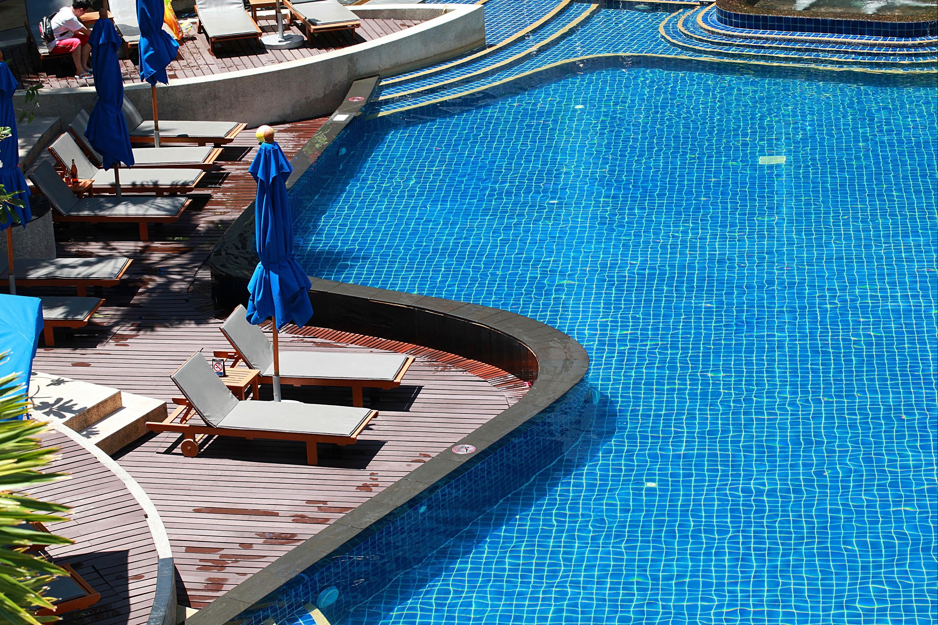 حوض السباحة