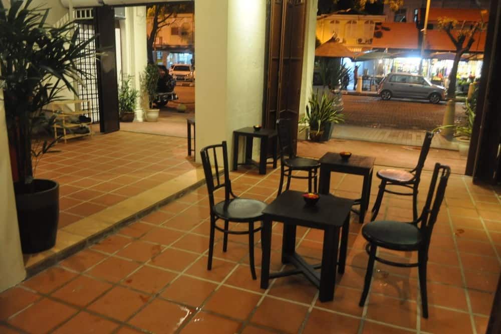 شرفة مرصوفة