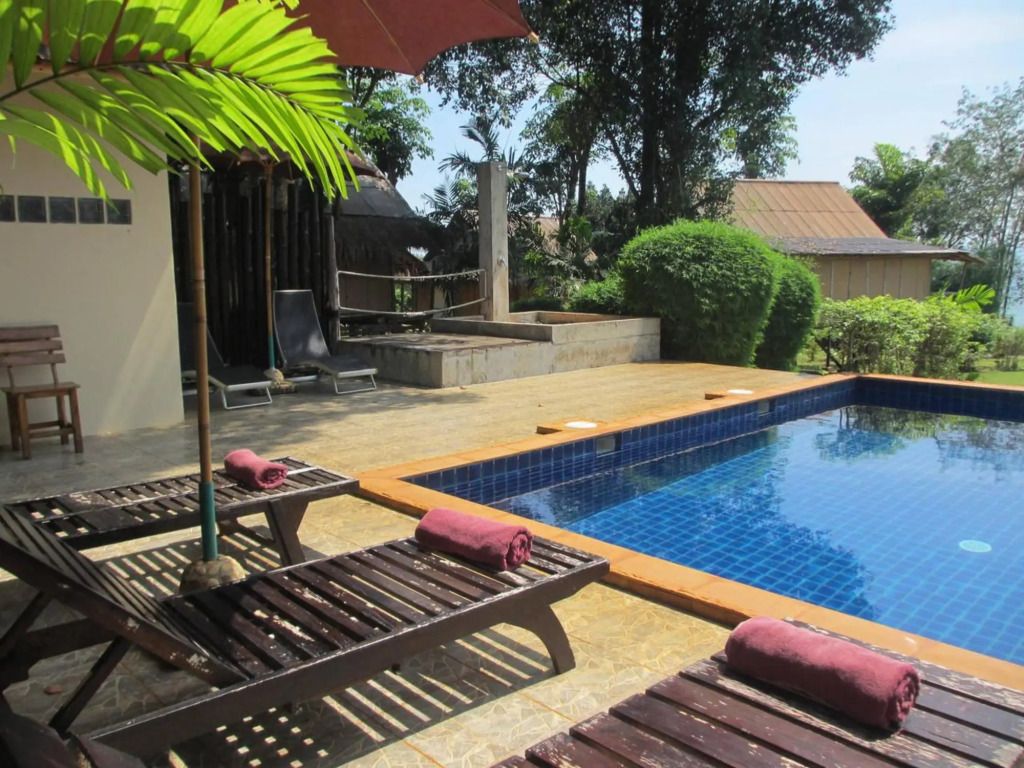 حوض السباحة