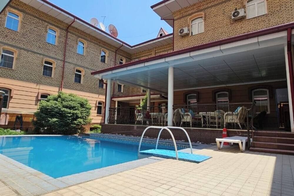 حوض السباحة