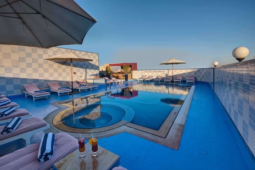 حوض السباحة