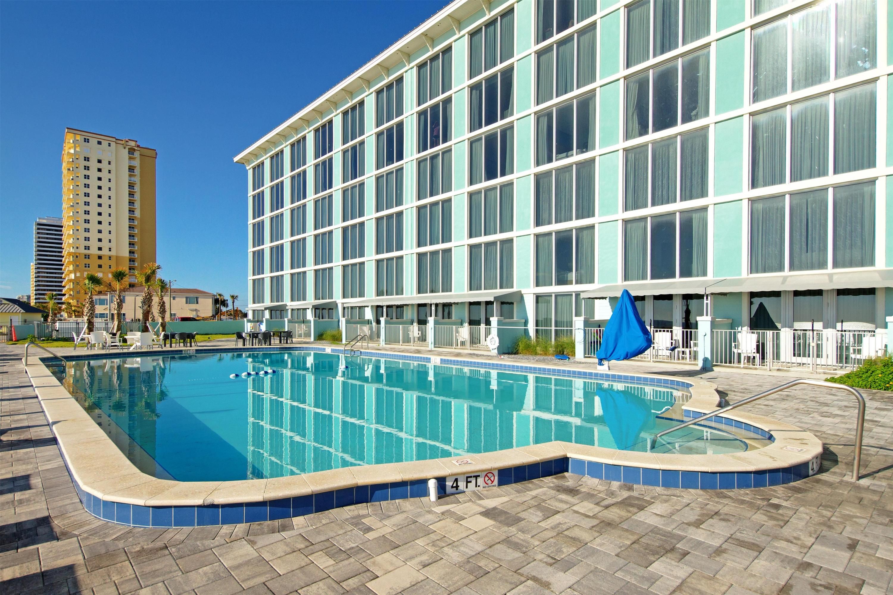 حوض السباحة