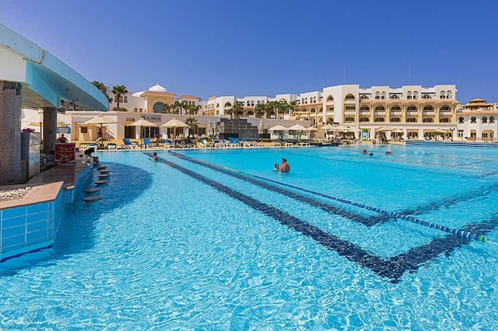 حوض السباحة