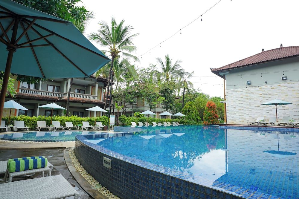 حوض السباحة