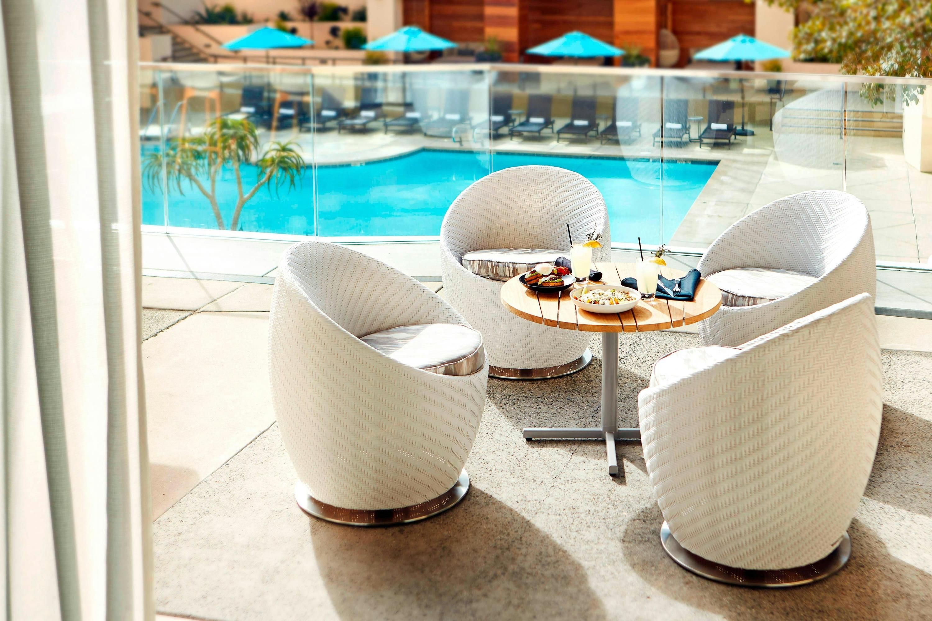 حوض السباحة