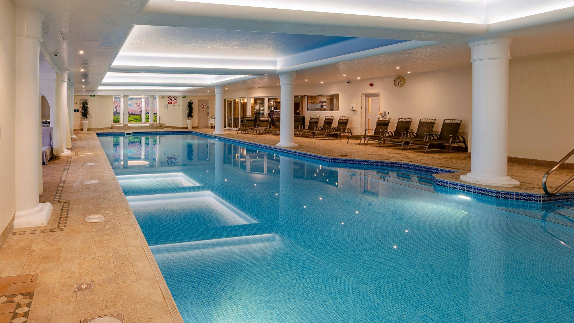 حوض السباحة