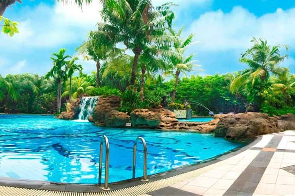 حوض السباحة