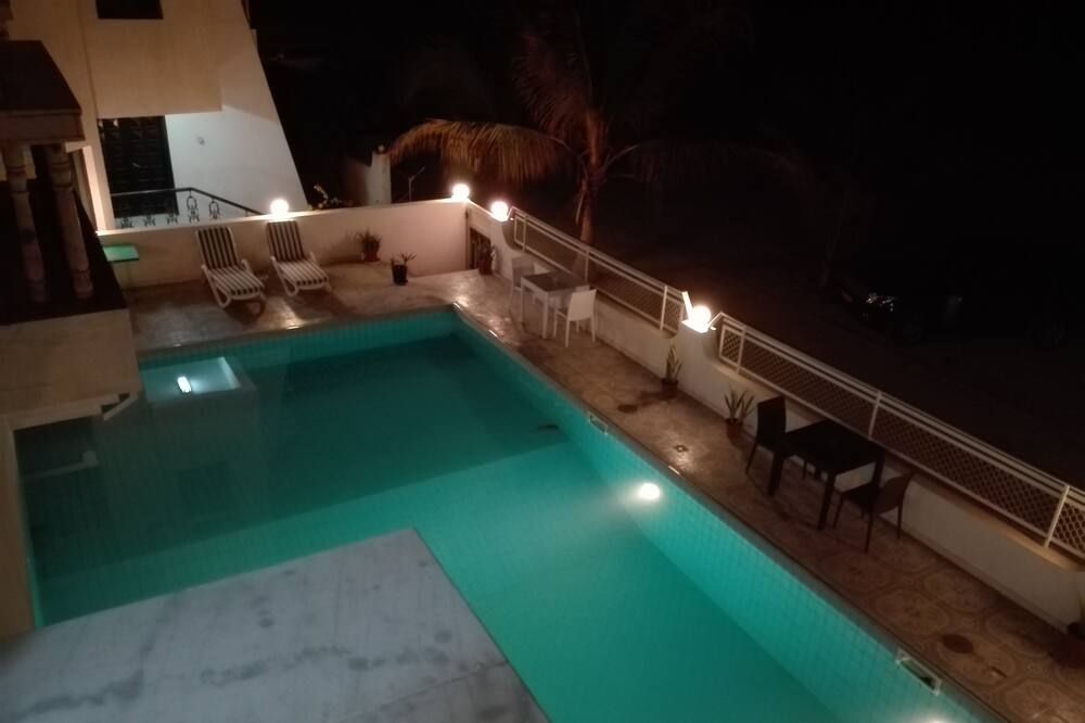 حوض السباحة