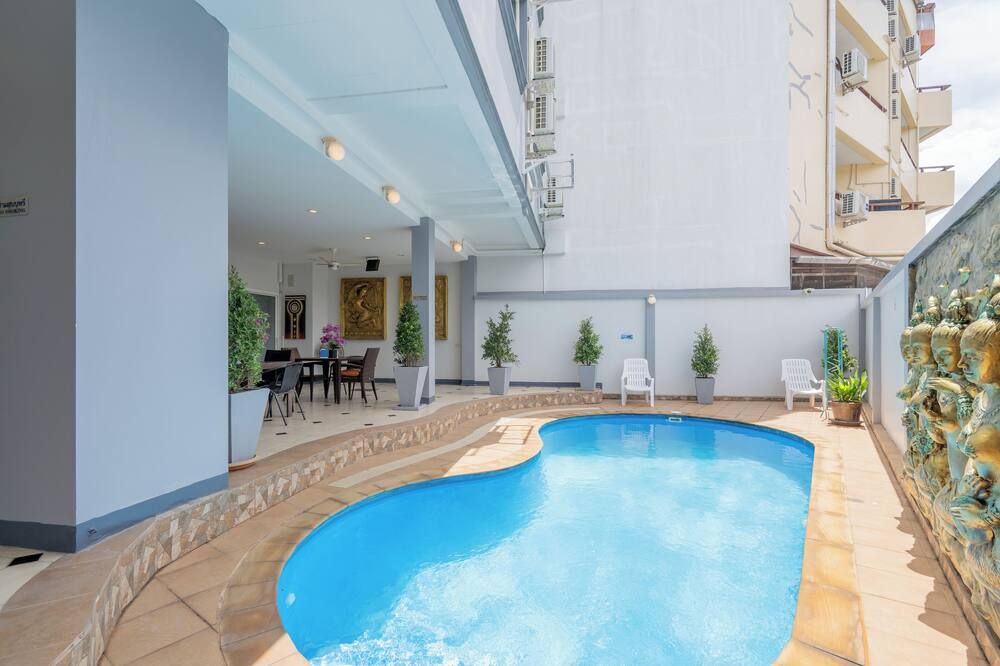 حوض السباحة