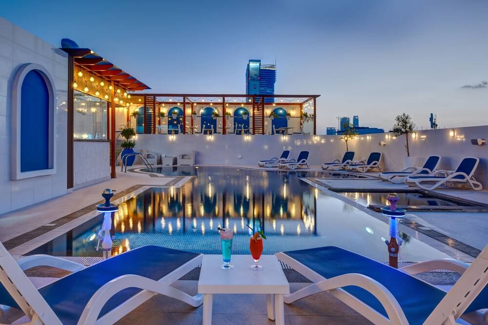 حوض السباحة