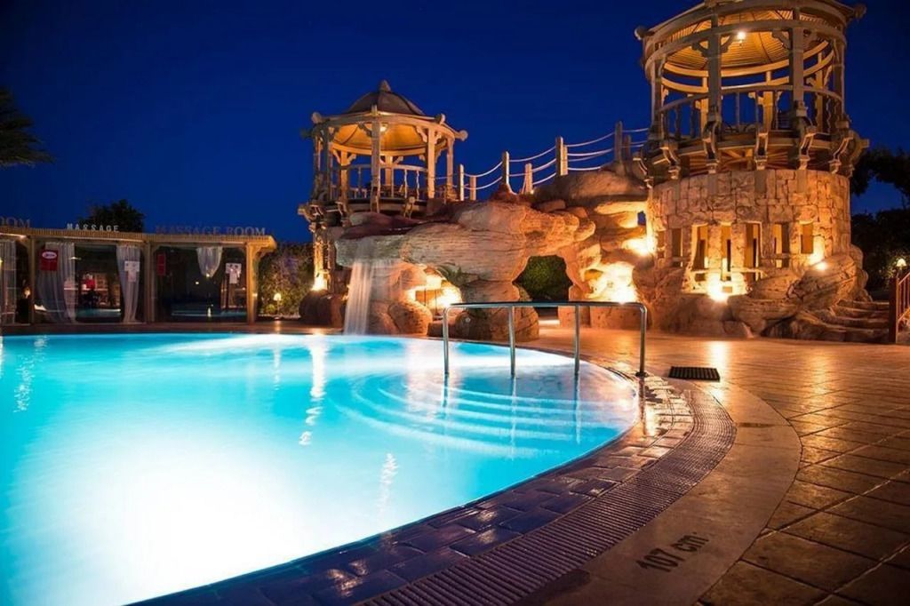 حوض السباحة