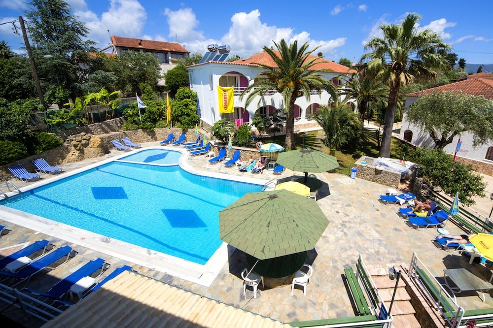 حوض السباحة