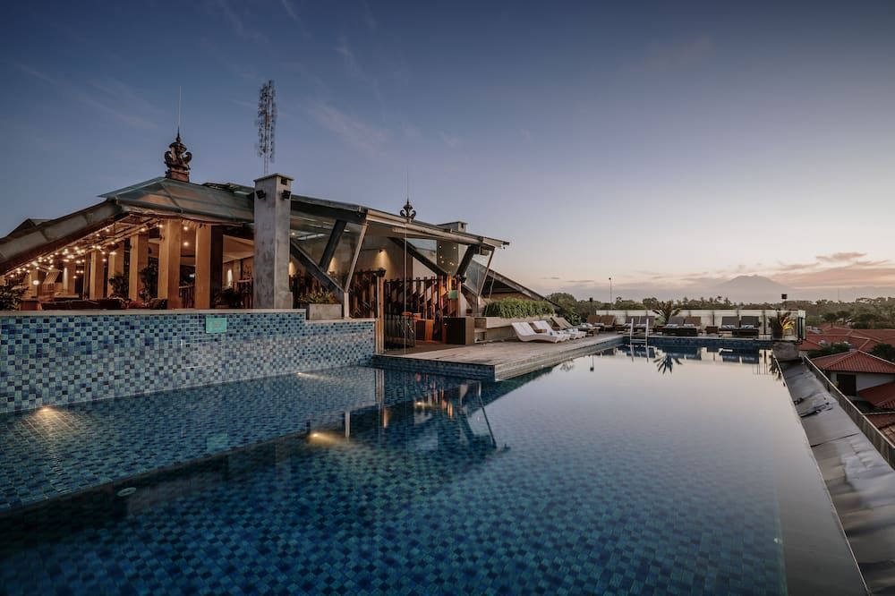 حوض السباحة