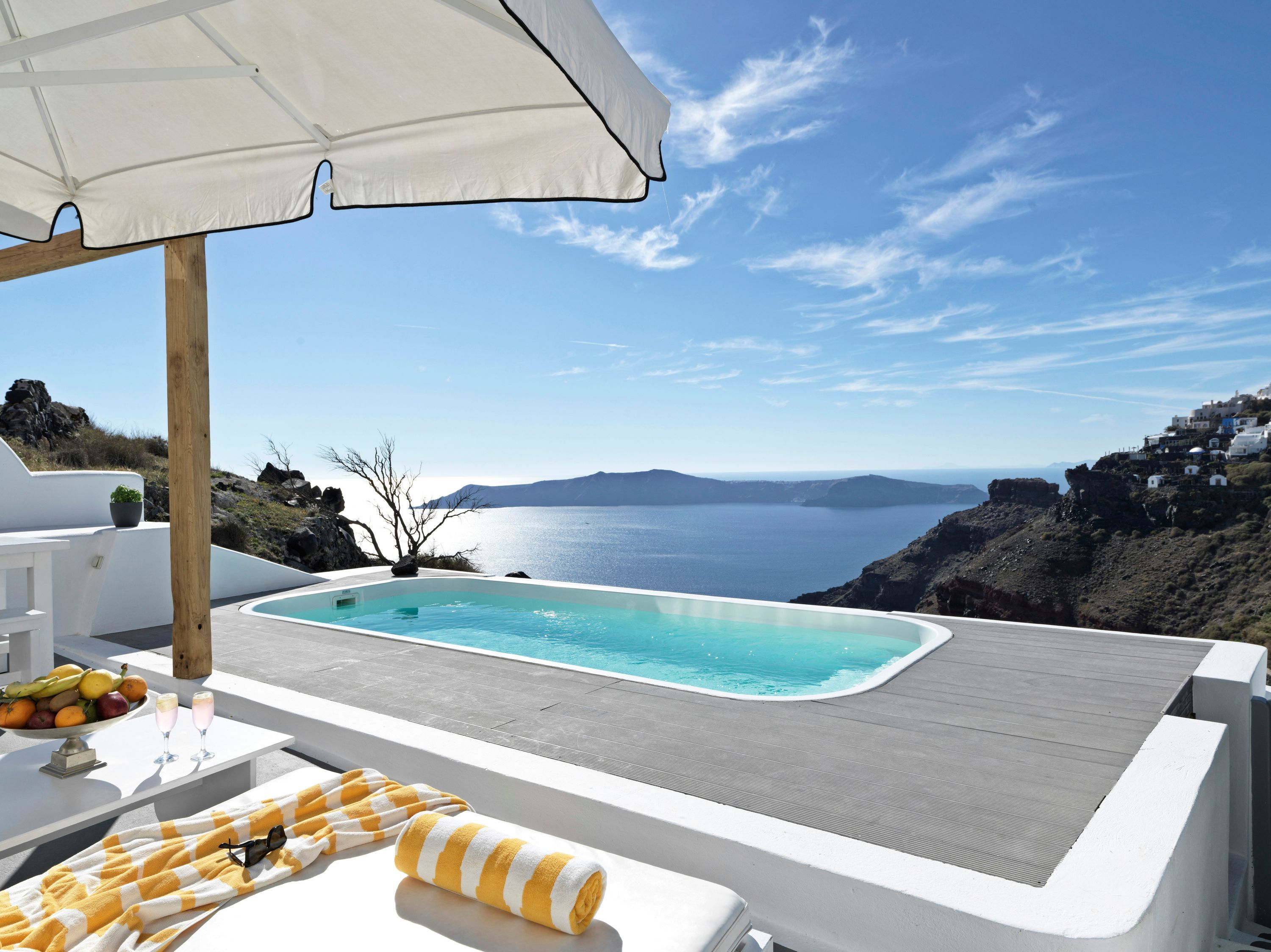 حوض السباحة