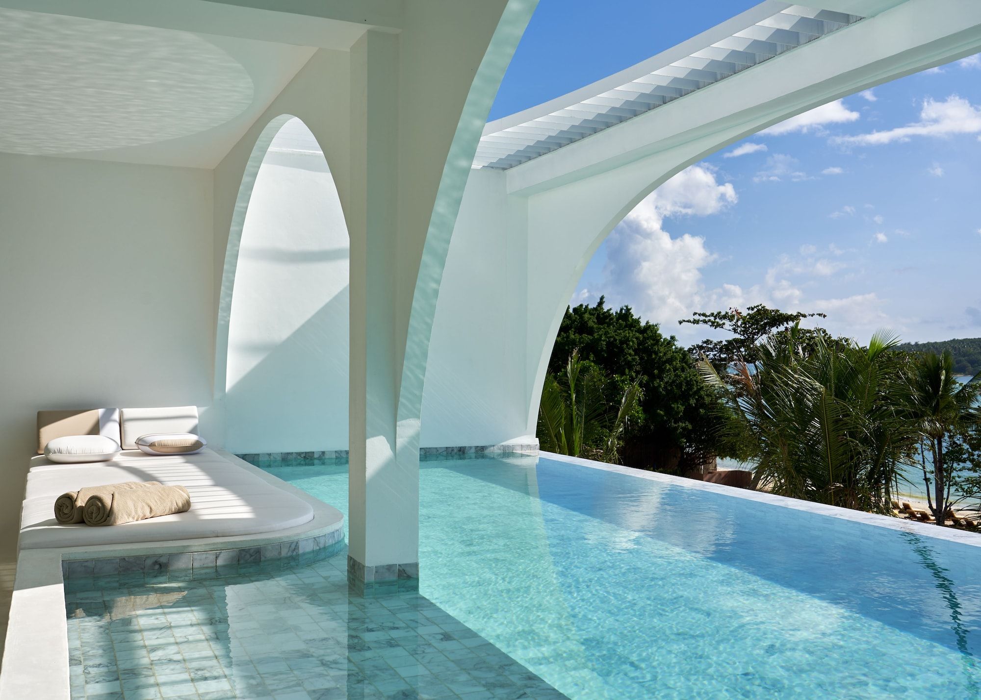 حوض السباحة