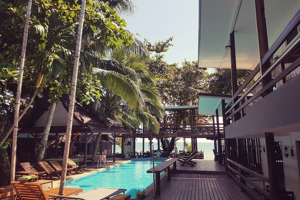 حوض السباحة