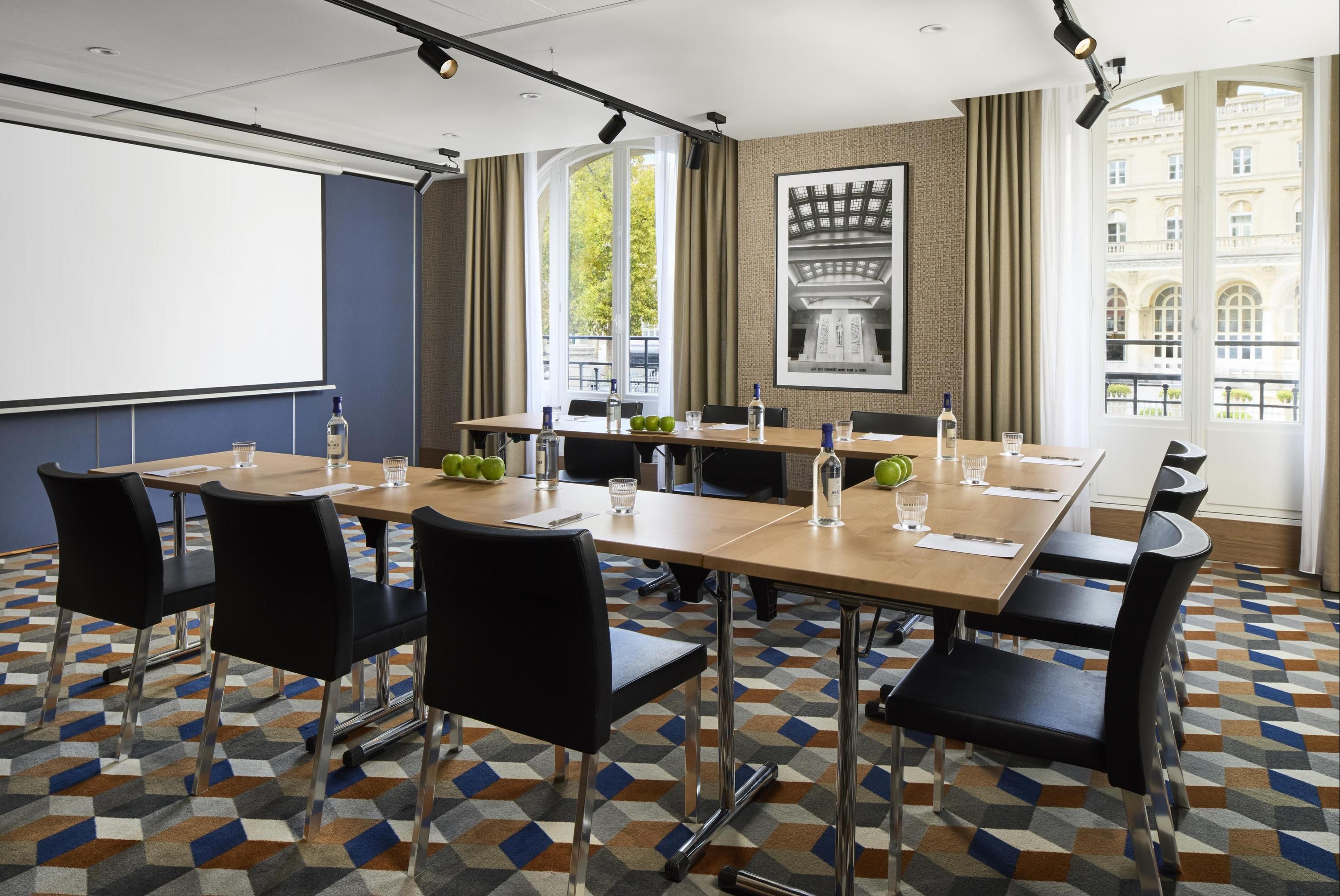 غرفة الاجتماعات