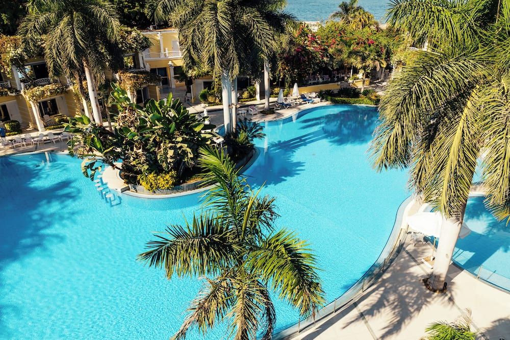 حوض السباحة