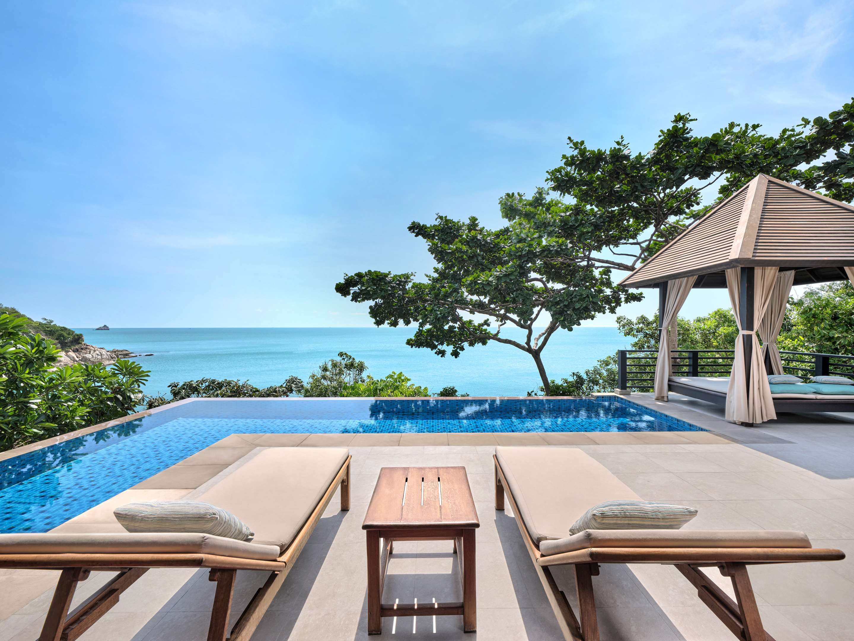 حوض السباحة