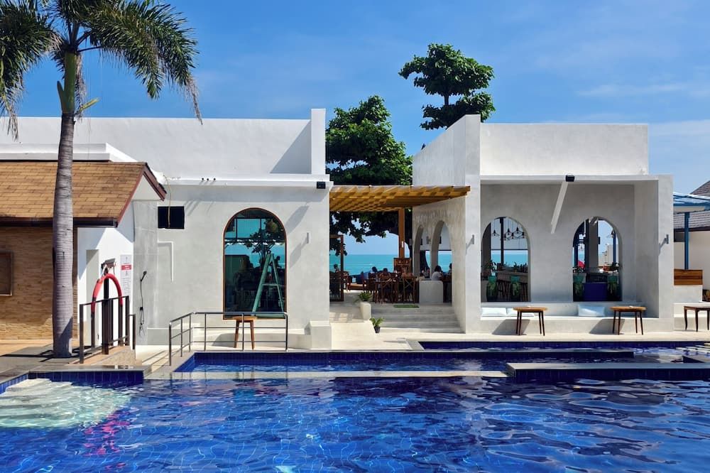 حوض السباحة