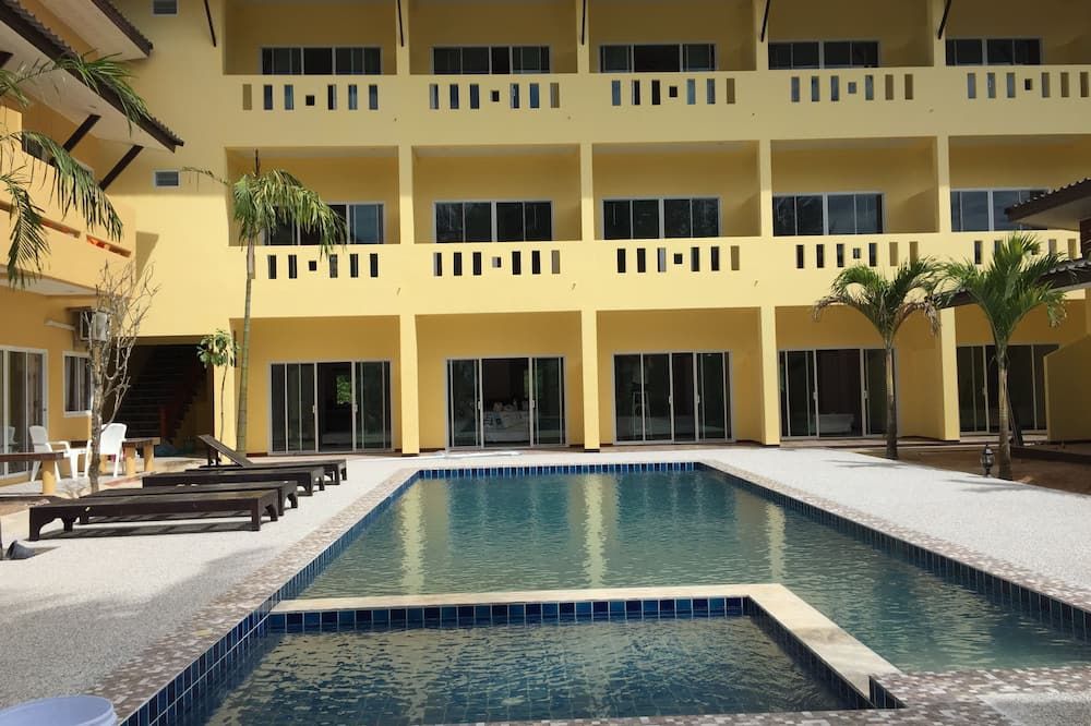 حوض السباحة صورة