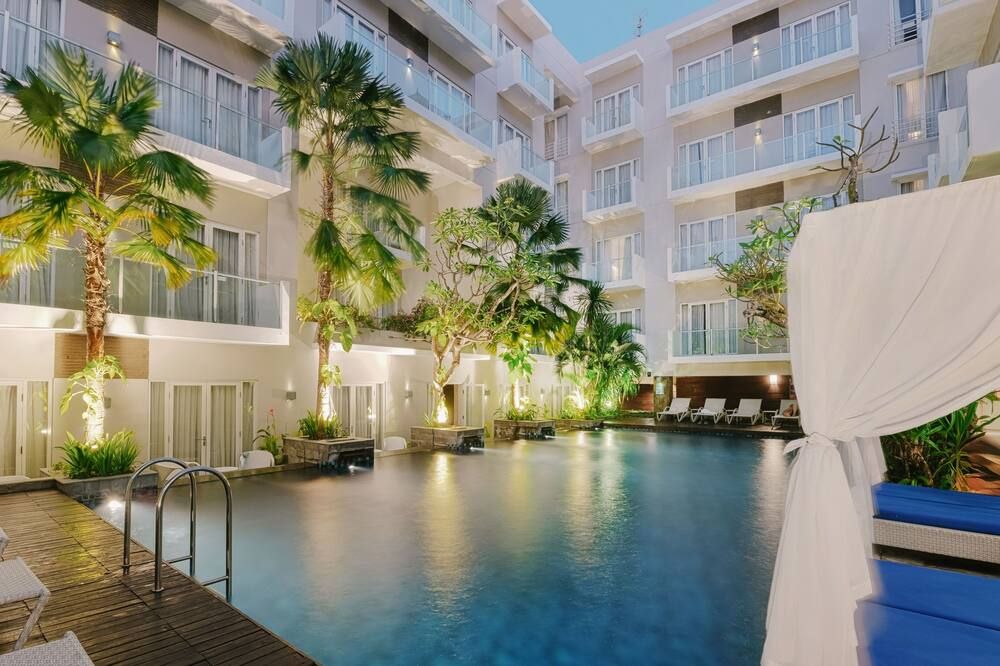 حوض السباحة