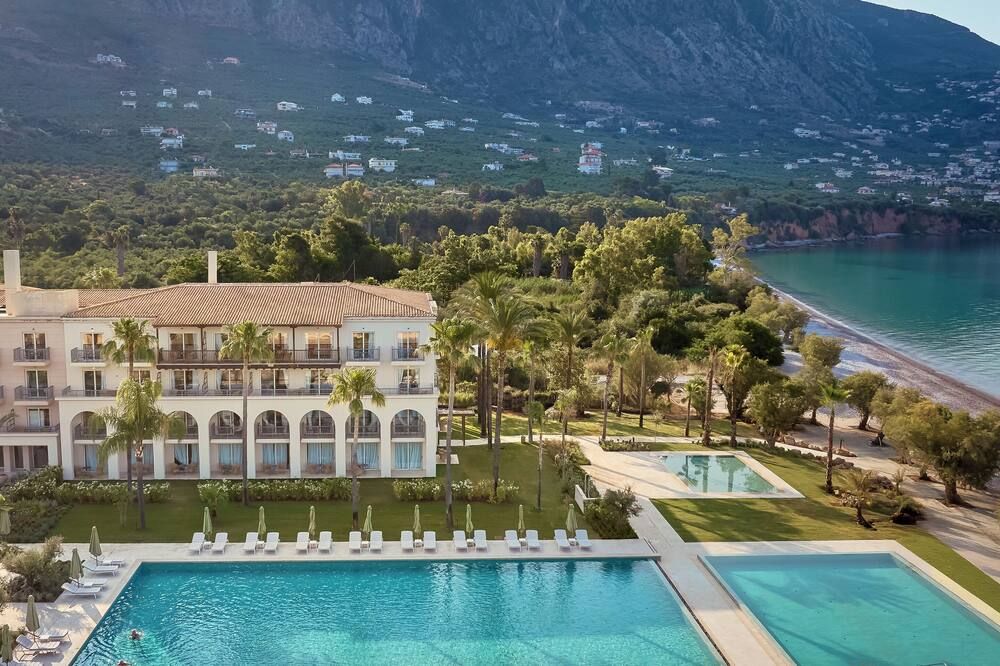 حوض السباحة