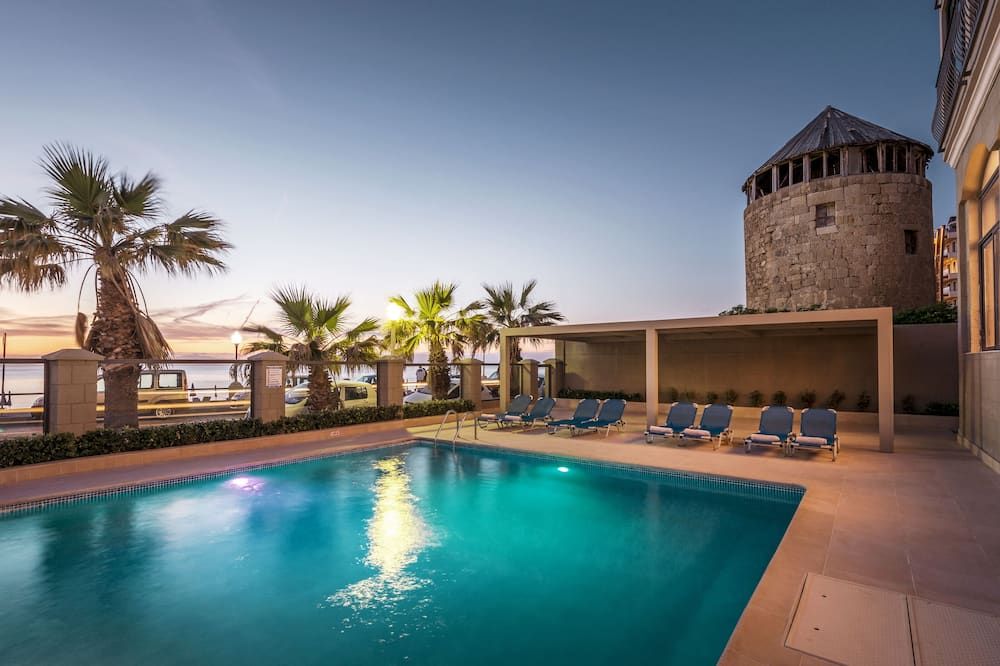 حوض السباحة