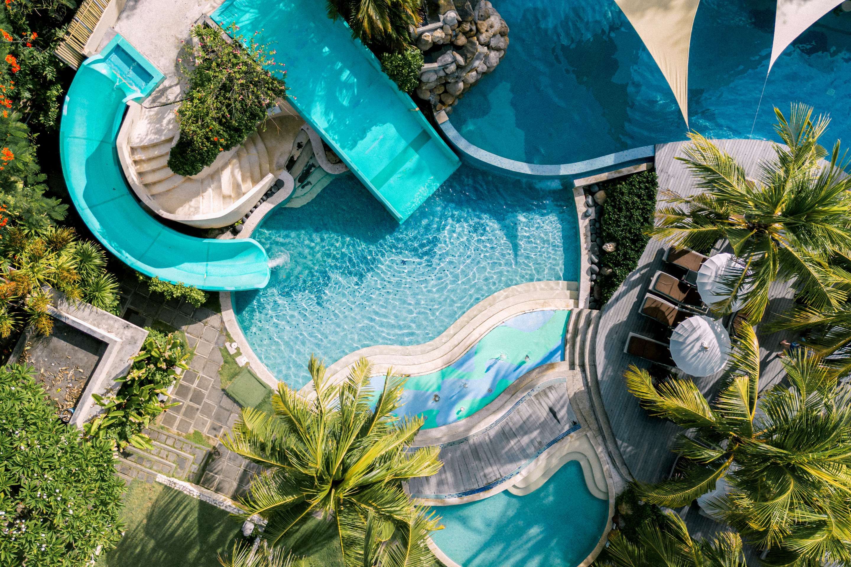 حوض السباحة