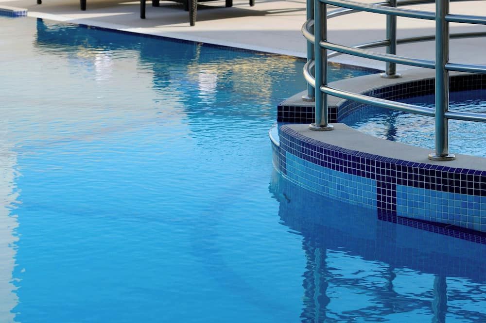 حوض السباحة