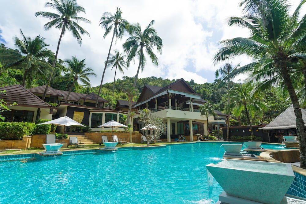 حوض السباحة