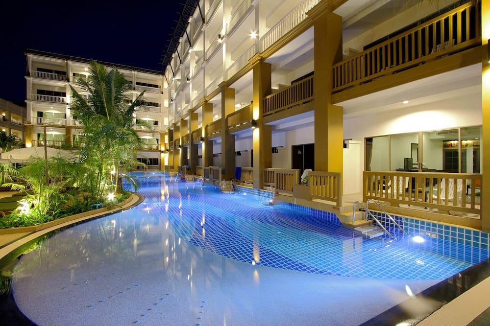 حوض السباحة