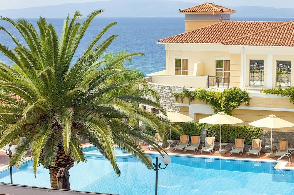 حوض السباحة