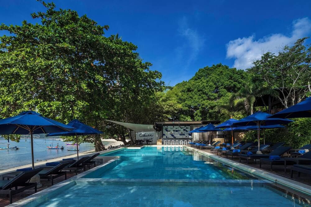 حوض السباحة