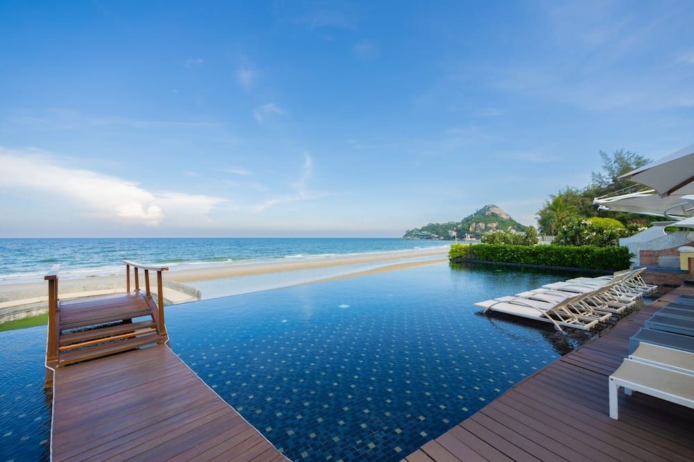 حوض السباحة