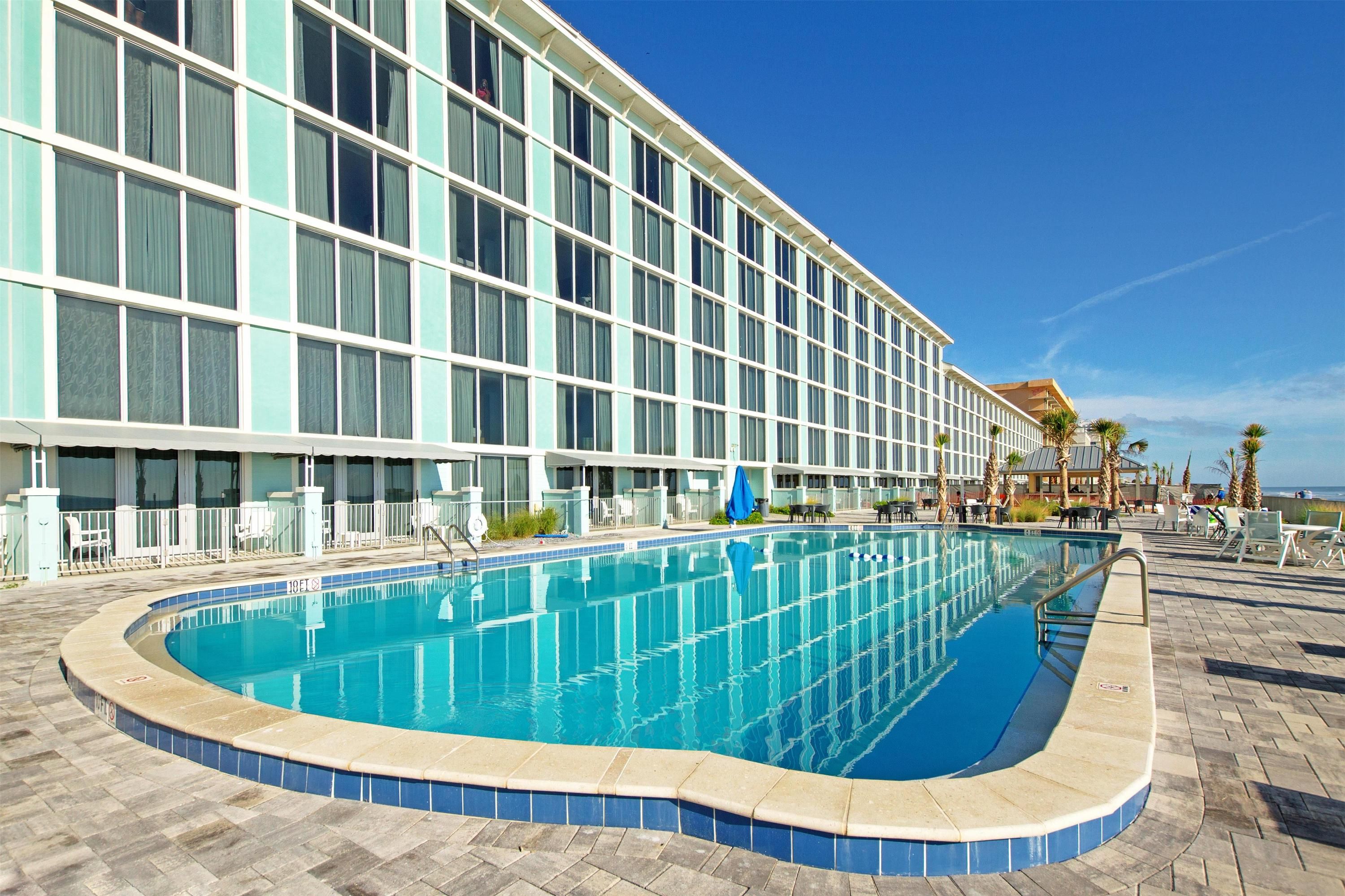 حوض السباحة