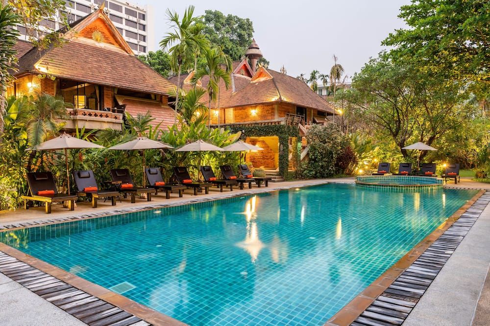 حوض السباحة