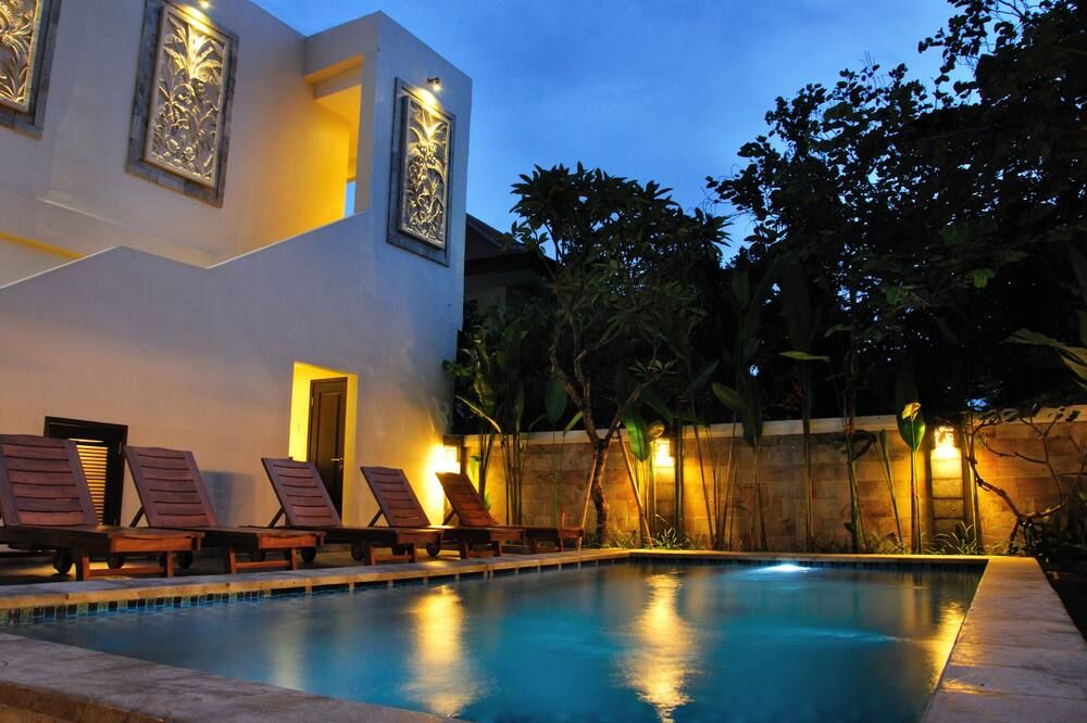 حوض السباحة