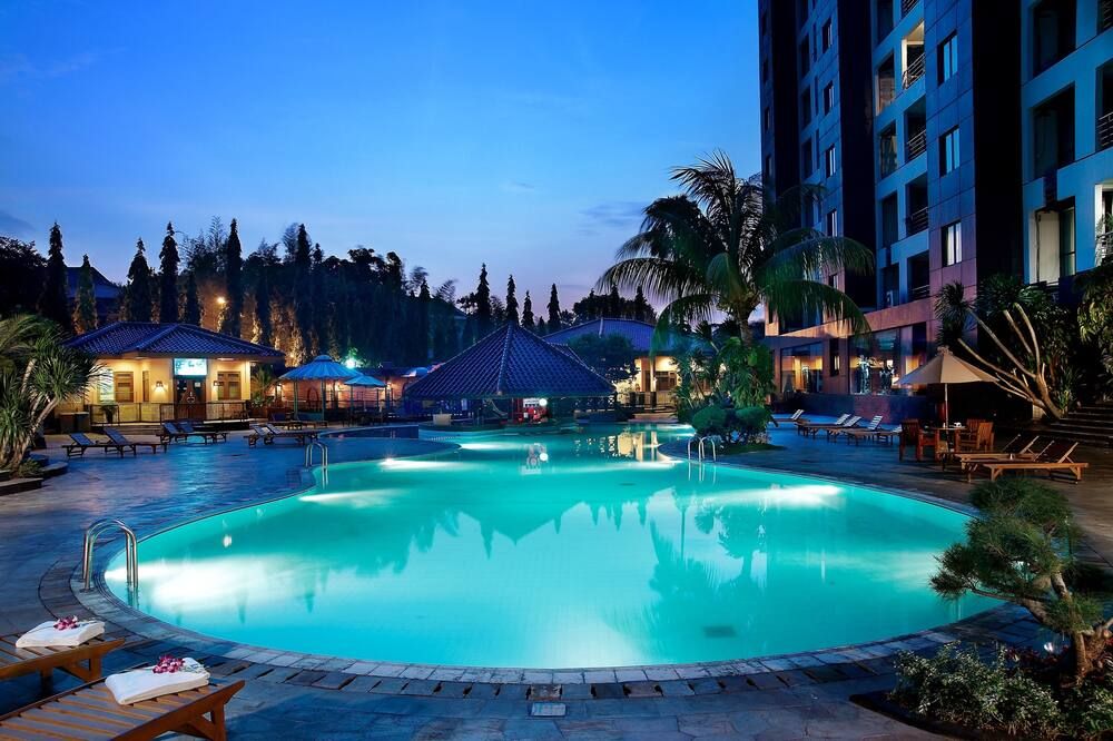 حوض السباحة