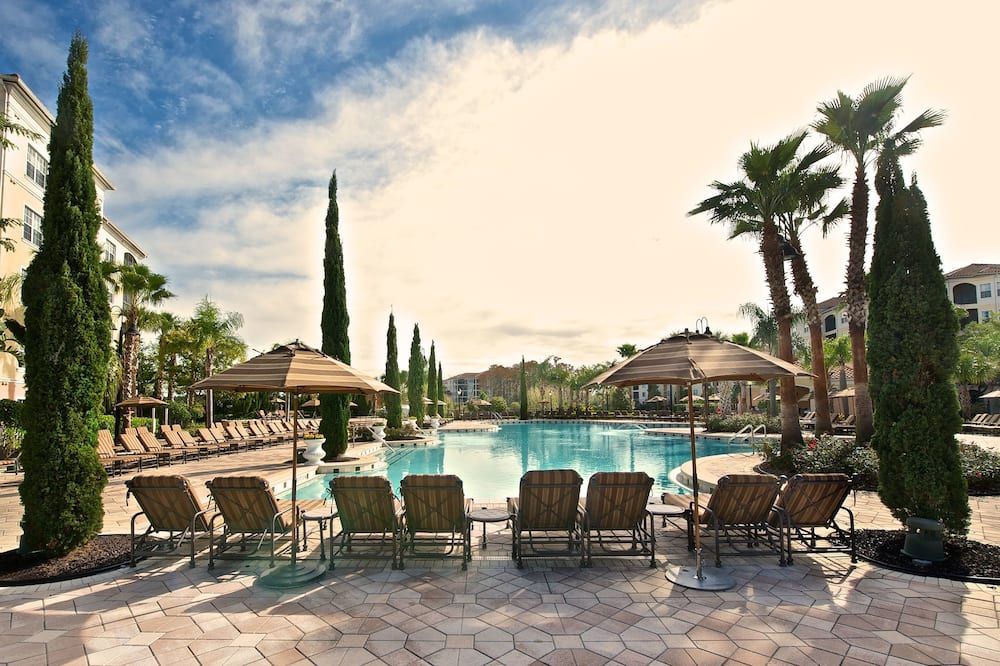 حوض السباحة