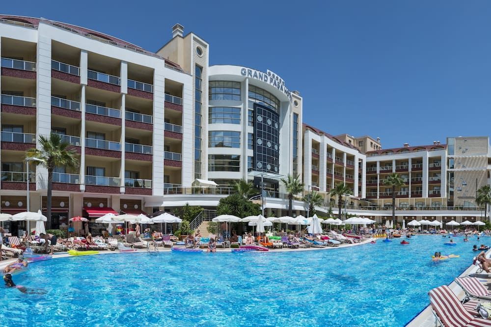 حوض السباحة