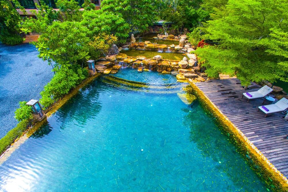 حوض السباحة