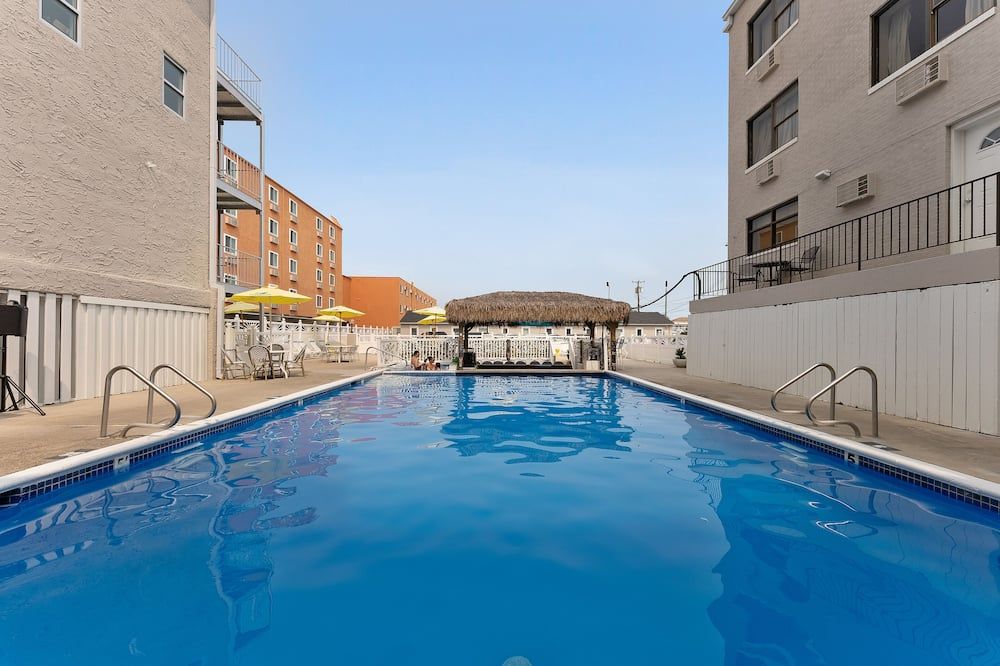 حوض السباحة