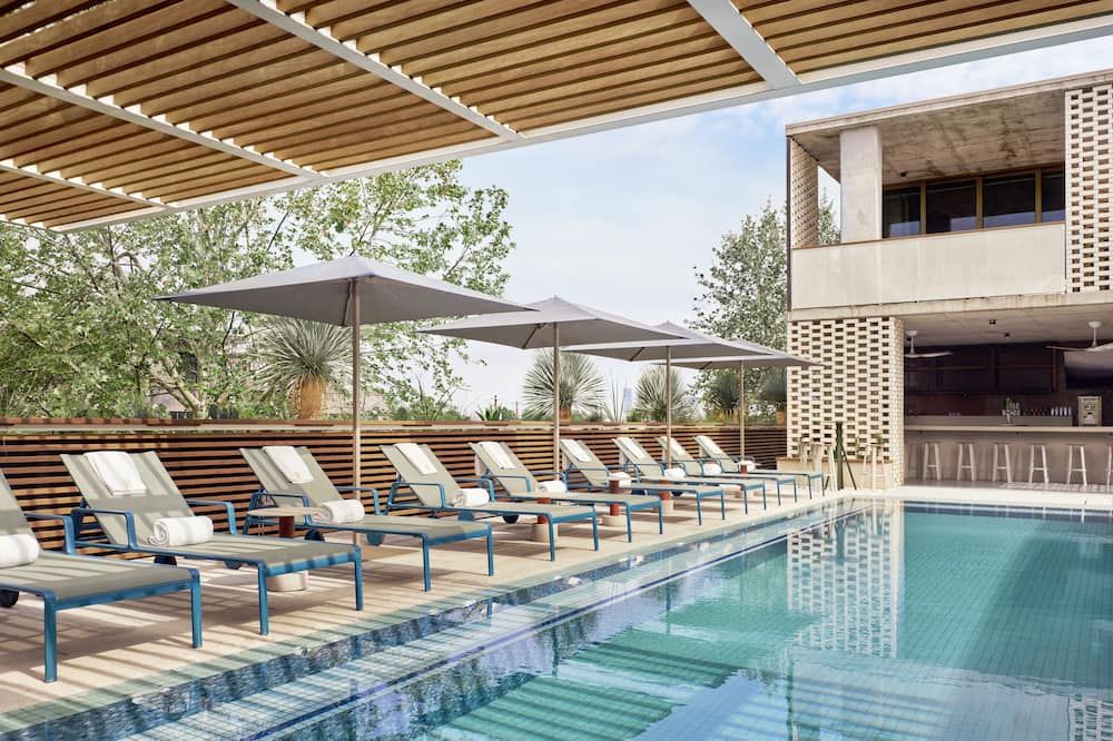 حوض السباحة