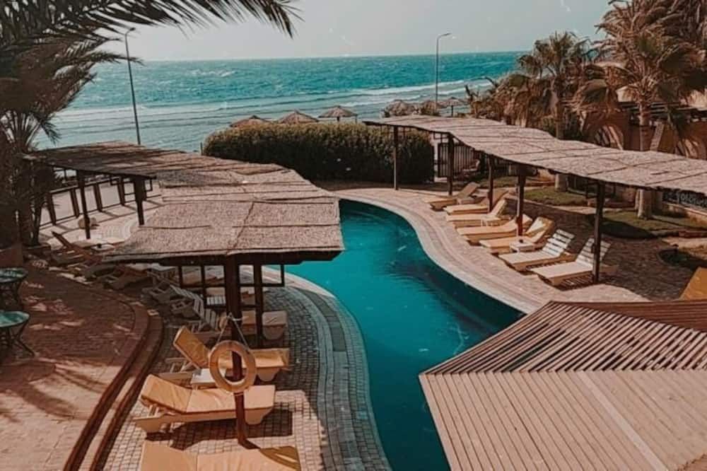 حوض السباحة