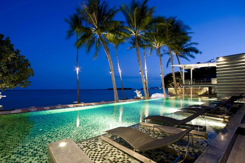 حوض السباحة