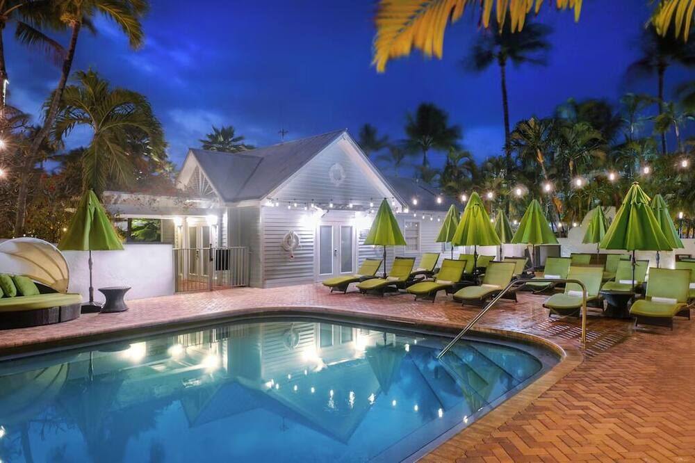 حوض السباحة