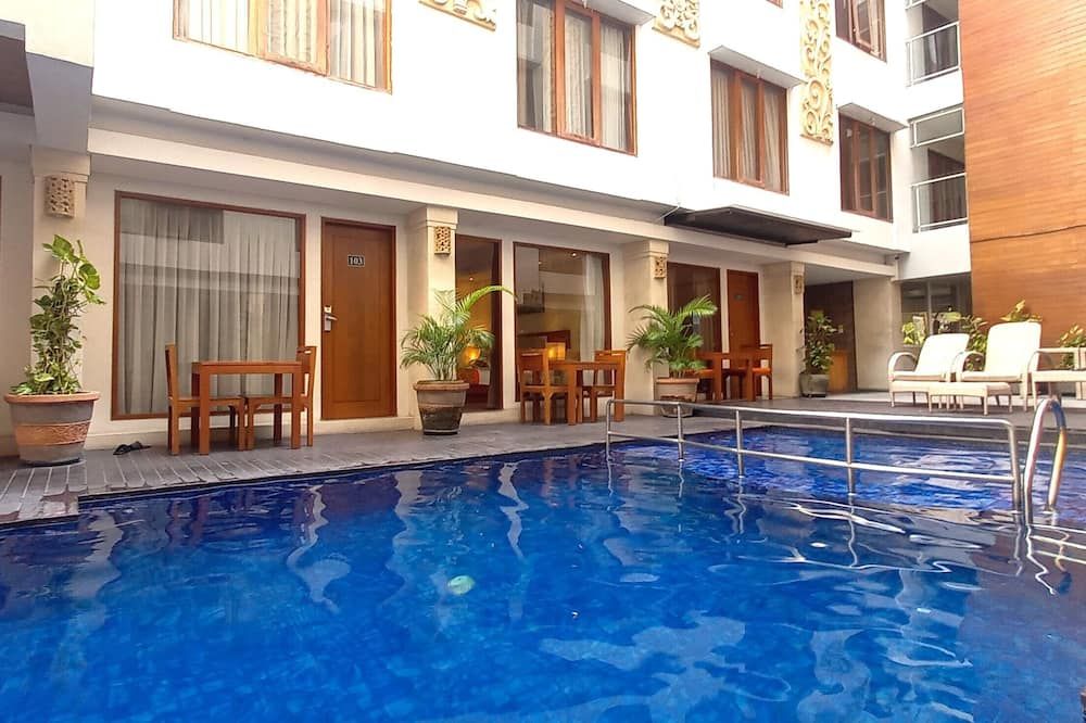 حوض السباحة