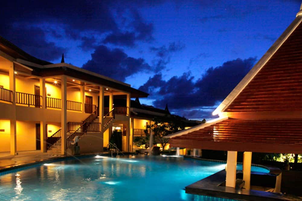 حوض السباحة