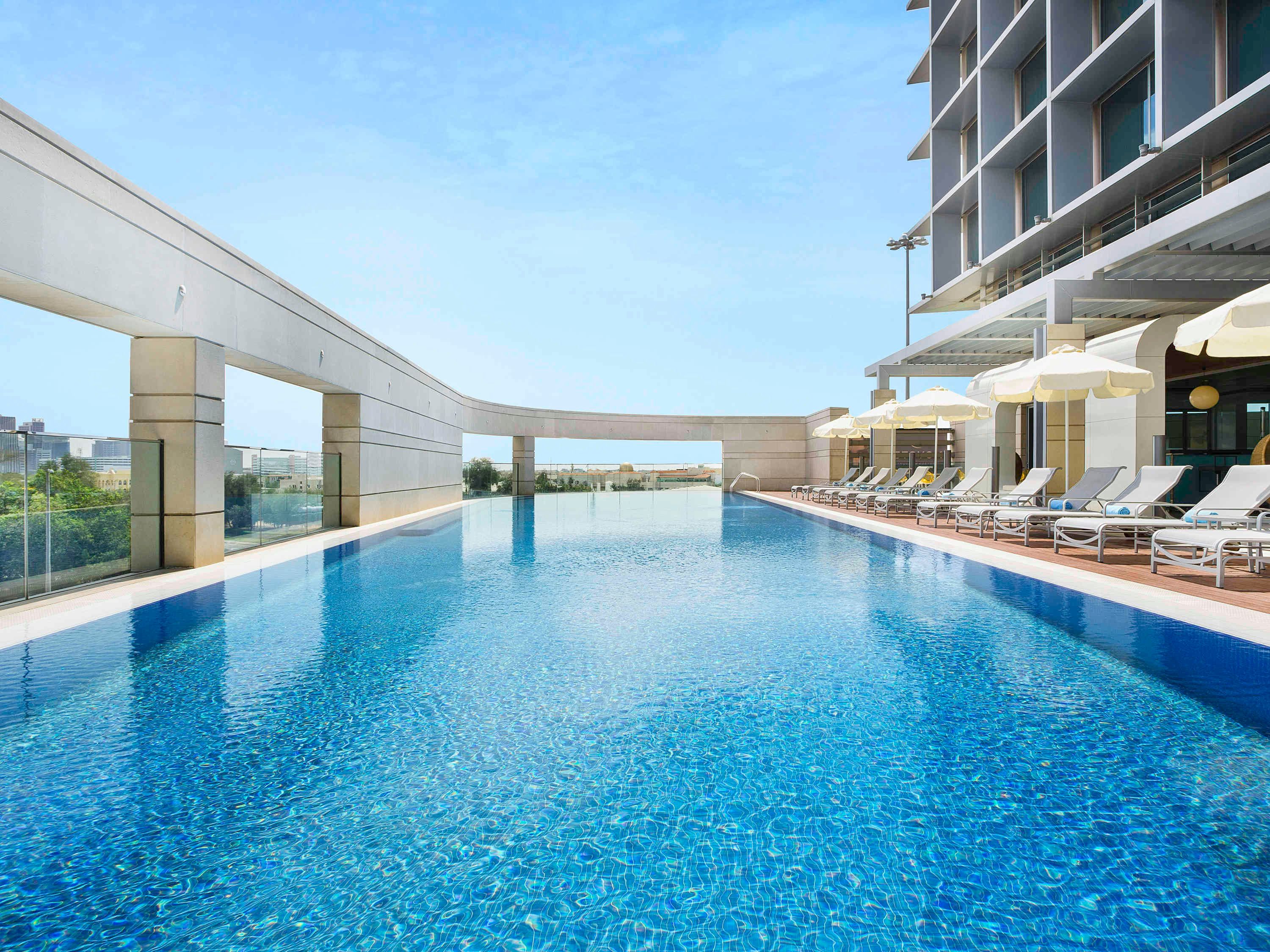 حوض السباحة